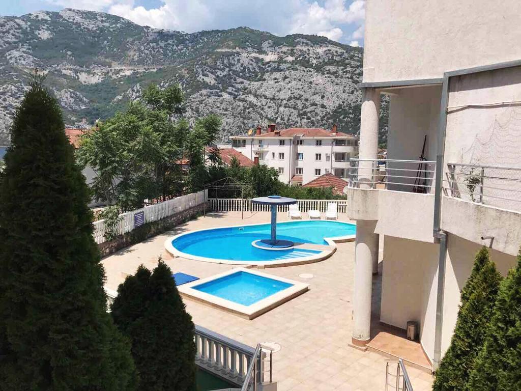 Roman Garden Apartment Risan Exterior photo